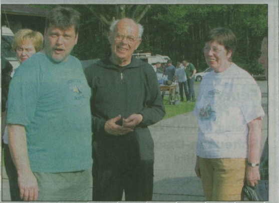 Erich Brandhuber (Mitte) mit 84 Jahren der älteste Teilnehmer, rechts Helga Grote aus Heeslingen.